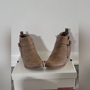 Unionbay brown/whiskey ankle boot